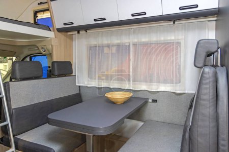 Foto de Cuatro asientos Zona de estar en Camper Recreational Vehicle Gris Interior - Imagen libre de derechos