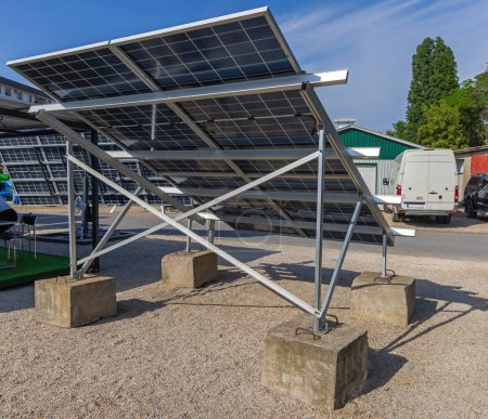 Foto de Unidad de matriz de paneles solares Energía eléctrica con soporte de patas de hormigón - Imagen libre de derechos