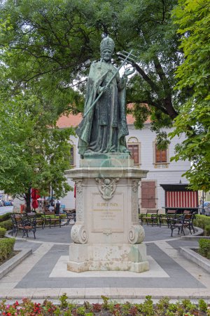 Foto de Budapest, Hungría - 31 de julio de 2022: Estatua de bronce del Papa Inocencio XI Benedetto Odescalchi fue Jefe de la Iglesia Católica y Gobernante de los Estados Pontificios. - Imagen libre de derechos
