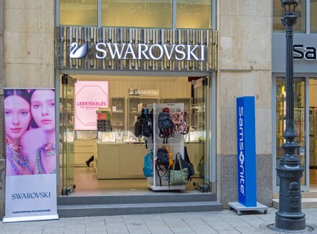 Téléchargez les photos : Budapest, Hongrie - 31 juillet 2022 : Magasin de bijoux Swarowski Crystal Fashion et magasin de bagages Samsonite à Vaci Street dans la capitale. - en image libre de droit