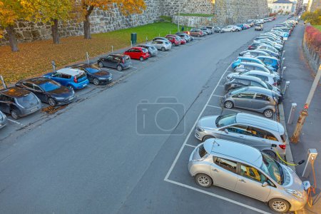 Téléchargez les photos : Oslo, Norvège - 29 octobre 2016 : Stationnement avec borne de recharge pour voitures électriques seulement dans la vieille ville. - en image libre de droit