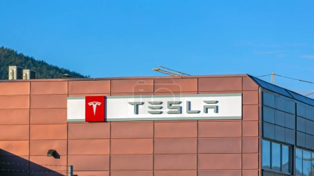Foto de Drammen, Noruega - 30 de octubre de 2016: EV Tesla Company Logo Sign at Service Center Auto Machine Shop Building. - Imagen libre de derechos