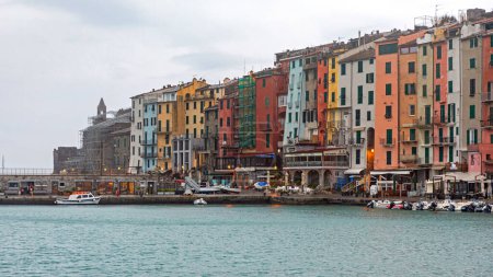Téléchargez les photos : Porto Venere, Italie - 1 février 2018 : Maisons colorées en bord de mer à Porto Venere, Italie. - en image libre de droit