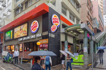 Téléchargez les photos : Hong Kong, Chine - 26 avril 2017 : Fast Food Restaurant Burger King depuis 1954 au Shelley Street Mid Levels Central Rainy Spring Day. - en image libre de droit
