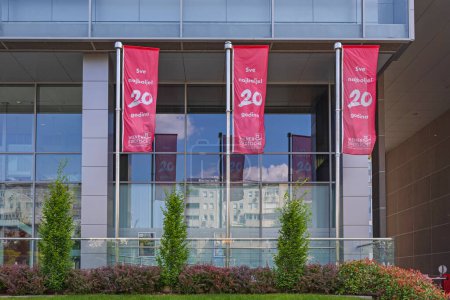 Foto de Belgrado, Serbia - 19 de junio de 2023: Veinte años de banderas rojas frente al Wiener Stadtische Vienna Insurance Group Austrian Company Building. - Imagen libre de derechos