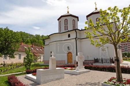 Téléchargez les photos : Belgrade, Serbie - 4 mai 2019 : Tombes de deux patriarches de l "Église orthodoxe serbe au monastère Rakovica. - en image libre de droit