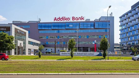 Téléchargez les photos : Belgrade, Serbie - 19 juin 2023 : La banque Addiko signe au sommet d'un immeuble de bureaux moderne Nouveau Belgrade été. - en image libre de droit