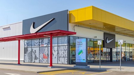 Téléchargez les photos : Belgrade, Serbie - Mai 06, 2023 : Magasin Nike Sports Outlet dans le parc commercial Ava sur l'autoroute près d'Ikea. - en image libre de droit