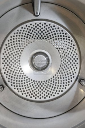 Téléchargez les photos : Vue intérieure du tambour de machine de séchoir à linge de grande capacité - en image libre de droit