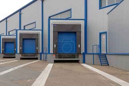 Téléchargez les photos : Portes de quai de rampes de chargement pour camions à l'entrepôt de distribution - en image libre de droit