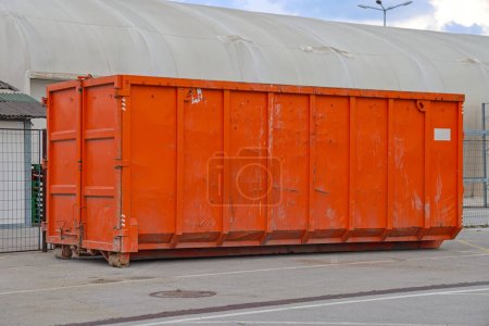 Große orangefarbene Müllcontainer für industrielle Abfallentsorgung