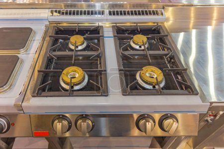 Téléchargez les photos : Grande cuisinière à gaz dans la cuisine du restaurant commercial - en image libre de droit