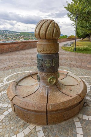 Téléchargez les photos : Budapest, Hongrie - 31 juillet 2022 : Fontaine commémorative de la colonne turque par Gyorgy Kurtos à Arpad Promenade Buda Castle District Historic Landmark. - en image libre de droit