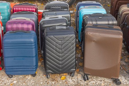 Téléchargez les photos : Bagages à roulettes à coque rigide Voyagez avec des valises - en image libre de droit