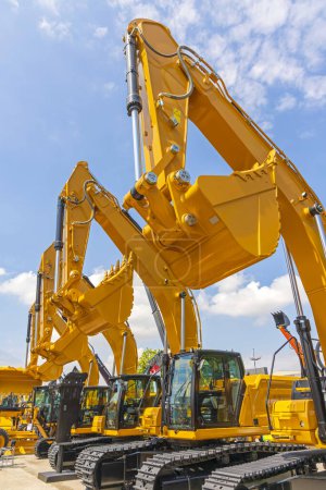Téléchargez les photos : Nouvelles grandes excavatrices hydrauliques à chenilles jaunes Machines de construction - en image libre de droit