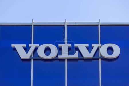 Foto de Belgrado, Serbia - 03 de julio de 2023: Gran signo Volvo en el concesionario de automóviles Blue Building Exterior en Zemun. - Imagen libre de derechos