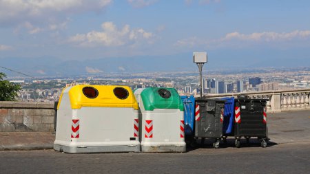 Téléchargez les photos : Tri des conteneurs et recyclage des poubelles à Naples Italie - en image libre de droit
