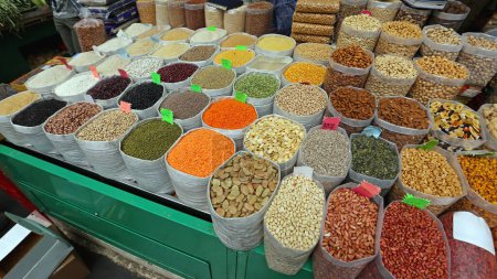 Téléchargez les photos : Haricots Légumineuses Fruits secs et noix dans des sacs en vrac au stand du marché - en image libre de droit