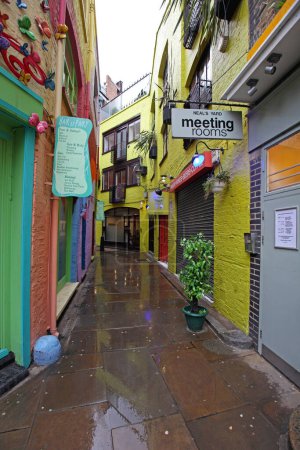 Téléchargez les photos : Londres, Royaume-Uni - 28 janvier 2013 : Neals Yard Hidden Narrow Passage Alley Near Covent Garden à la pluie dans la capitale. - en image libre de droit