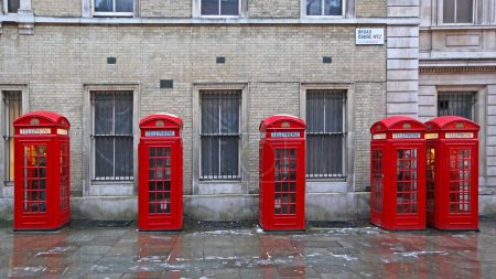 Foto de Londres, Reino Unido - 19 de enero de 2013: Cinco cabinas telefónicas rojas en Broad Court Street en Capital City Winter Day. - Imagen libre de derechos