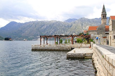 Foto de Perast, Montenegro - 15 de abril de 2011: Pequeño pueblo de piedra en Kotor Bay James Casino Royale Bond Ubicación de rodaje Primavera de Europa. - Imagen libre de derechos