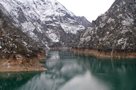 Téléchargez les photos : Lac Piva et montagnes de neige au Monténégro Nature calme - en image libre de droit