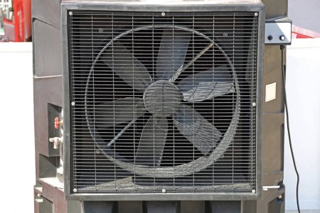 Téléchargez les photos : Ventilateur de refroidissement par refroidisseur d'air par évaporation à la ferme équipement industriel - en image libre de droit
