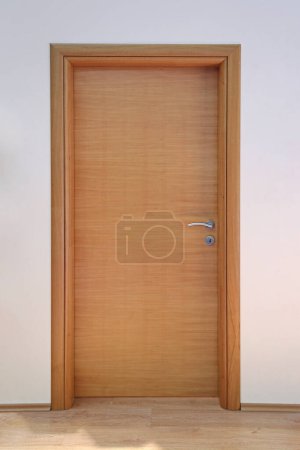 Foto de Puerta de madera marrón simple cerrada en el interior del hogar - Imagen libre de derechos