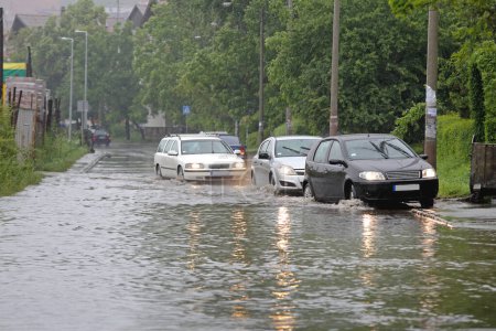 Viele Fahrzeuge fahren durch überflutete Straßen