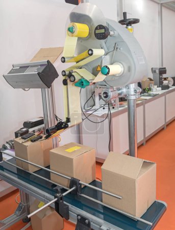 Foto de Máquina automática de etiquetado de cajas Línea de embalaje Producción de fábrica - Imagen libre de derechos