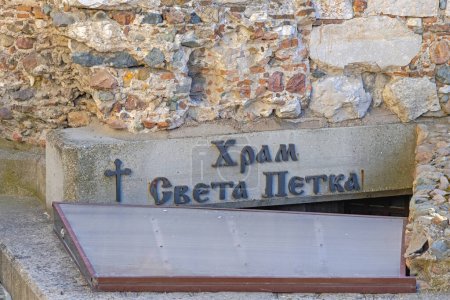 Téléchargez les photos : Sofia, Bulgarie - 16 octobre 2023 : Église des signes cyrilliques Saint Petka au bâtiment en pierre de la capitale. - en image libre de droit