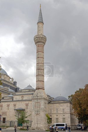 Foto de Estambul, Turquía - 18 de octubre de 2023: Beyazit II Ottoman Imperial Mosque Building Cloudy Sky Rainy Autumn Day. - Imagen libre de derechos