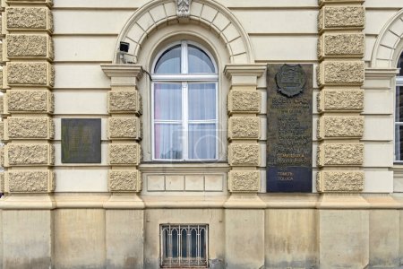 Téléchargez les photos : Novi Sad, Serbie - septembre 21, 2021 : Plaque de bronze Liste des villes jumelles à la mairie Bureau du maire. - en image libre de droit