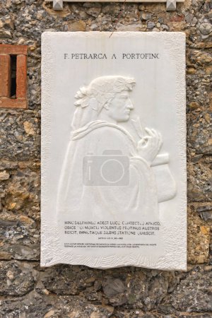 Téléchargez les photos : Portofino, Italie - 1er février 2018 : Plaque commémorative en marbre blanc en l'honneur du célèbre poète Francesco Petrarca à Wall in Village. - en image libre de droit