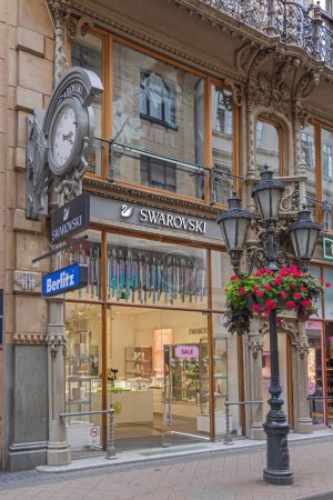 Téléchargez les photos : Budapest, Hongrie - 31 juillet 2022 : Boutique Swarovski Jewelry Store at Vaci Street in Captal City Centre. - en image libre de droit