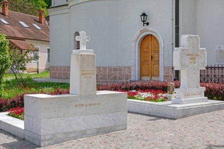Téléchargez les photos : Belgrade, Serbie - 4 mai 2019 : Tombes de deux patriarches de l "Église orthodoxe serbe au monastère Rakovica. - en image libre de droit