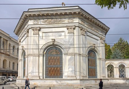 Téléchargez les photos : Istanbul, Turquie - 18 octobre 2023 : Lieu de sépulture du sultan ottoman Abdul Hamid Tombeau de Mahmut II construit en marbre et surmonté d'un dôme orné à Turbedar Street Fatih. - en image libre de droit