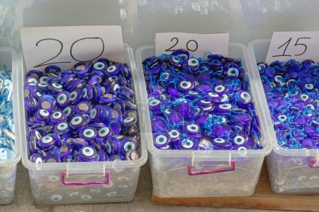 Foto de Gran ramo de amuleto de ojos azules Lucky Charms en cajas con precios - Imagen libre de derechos