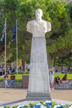Foto de Tesalónica, Grecia - 22 de octubre de 2023: Monumento al Busto del Almirante Votsis en el Día de Otoño de la Calle Leof Nikis. - Imagen libre de derechos