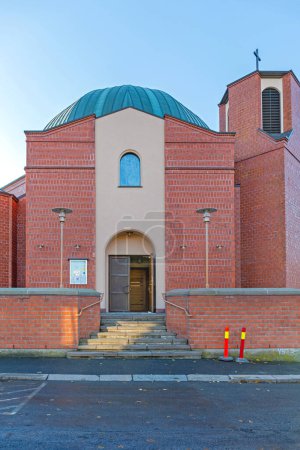 Téléchargez les photos : Fredrikstad, Norvège - 28 octobre 2016 : Entrée de l'église catholique St. Birgitta Red Bricks Building le jour de l'automne. - en image libre de droit