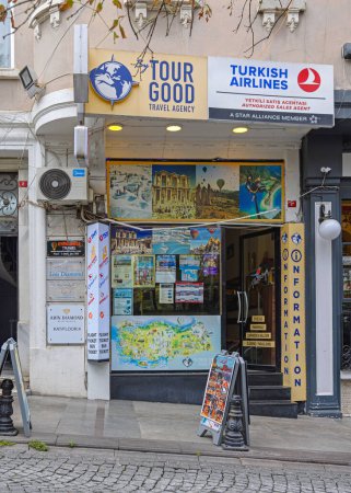 Foto de Estambul, Turquía - 18 de octubre de 2023: Tour Good Travel Agency and Turkish Airlines Authorized Sales Agent Tickeet Office at Sultanahmet. - Imagen libre de derechos