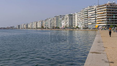 Téléchargez les photos : Thessalonique, Grèce - octobre 22, 2023 : Personnes marchant sur Nikis Avenue Promenade Waterfront Sunny Fall Sunday in City. - en image libre de droit