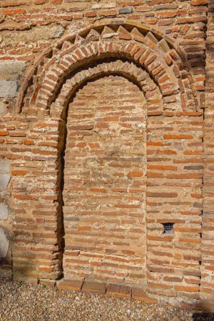 Zugemauerte Bogentür an mittelalterlicher Kirche in Sofia Bulgarien
