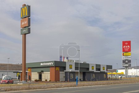 Téléchargez les photos : Belgrade, Serbie - 10 février 2024 : Restauration rapide McDonalds With Mc Drive at Ava Shopping Park Highway. - en image libre de droit