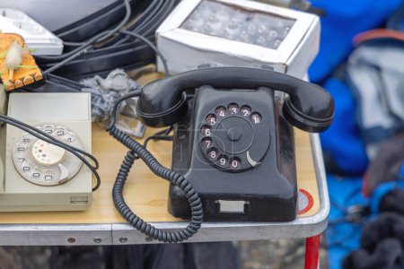 Téléphone fixe Bakélite noire obsolète au marché aux puces