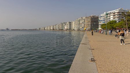 Téléchargez les photos : Thessalonique, Grèce - octobre 22, 2023 : Personnes marchant sur Nikis Avenue Promenade Waterfront Sunny Fall Sunday in City. - en image libre de droit