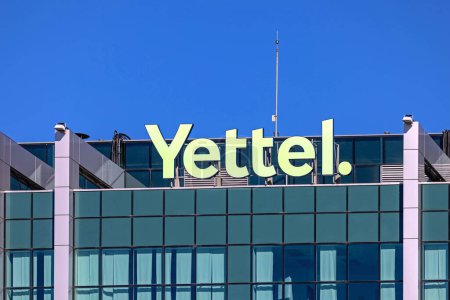 Téléchargez les photos : Belgrade, Serbie - novembre 05, 2023 : Big Logo Sign Yettel Mobile Operator Company at Top of Office Building. - en image libre de droit
