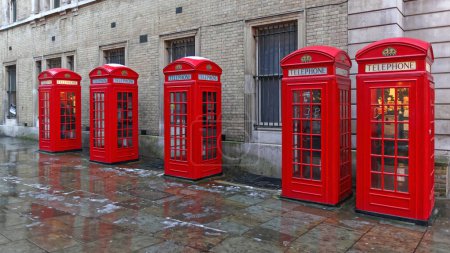 Foto de Londres, Reino Unido - 19 de enero de 2013: Cinco Cajas Telefónicas Rojas en Broad Court Street en Capital City Cold Winter Day. - Imagen libre de derechos