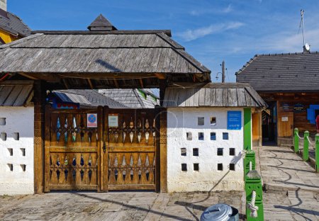 Téléchargez les photos : Mokra Gora, Serbie - 18 mars 2017 : Entrée à l'attraction touristique du village de Drvengrad Emir Kusturica Unicef. - en image libre de droit