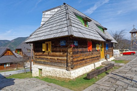 Téléchargez les photos : Mokra Gora, Serbie - 18 mars 2017 : Boutique souvenirs Bâtiment Drvengrad Village attraction touristique à Mokra Gora au jour du printemps ensoleillé. - en image libre de droit